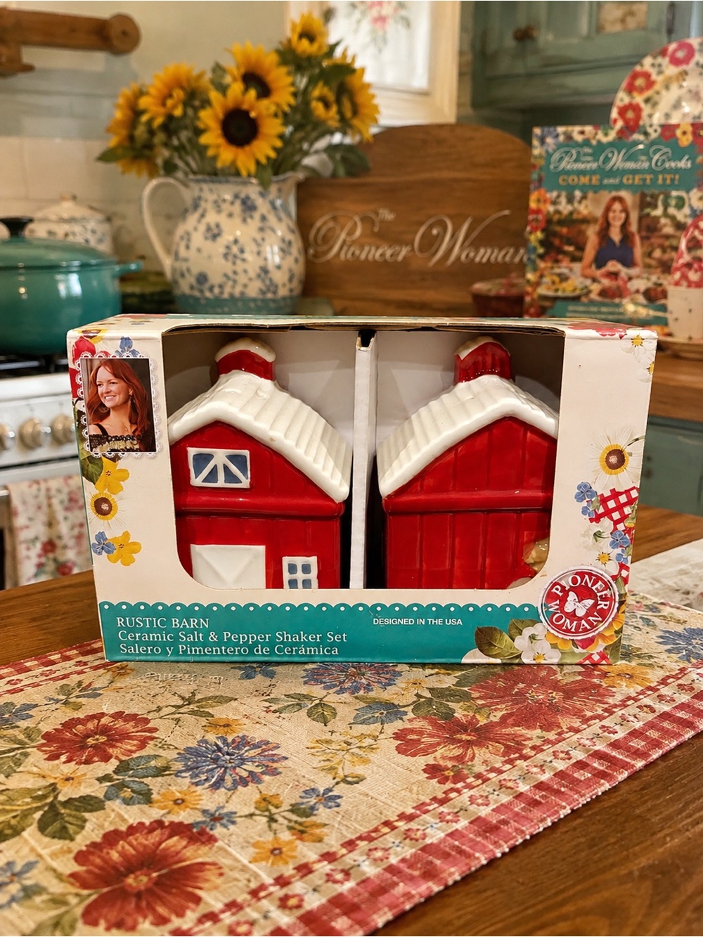 The Pioneer Woman Rustic Barn Ceramic Salt & Pepper Shaker Set NWT / NIB